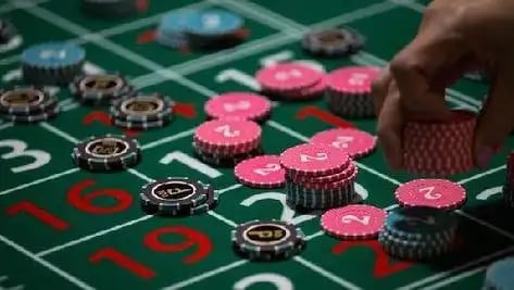 Tampilan meja VIP Roulette dengan dealer langsung di studio fix4d